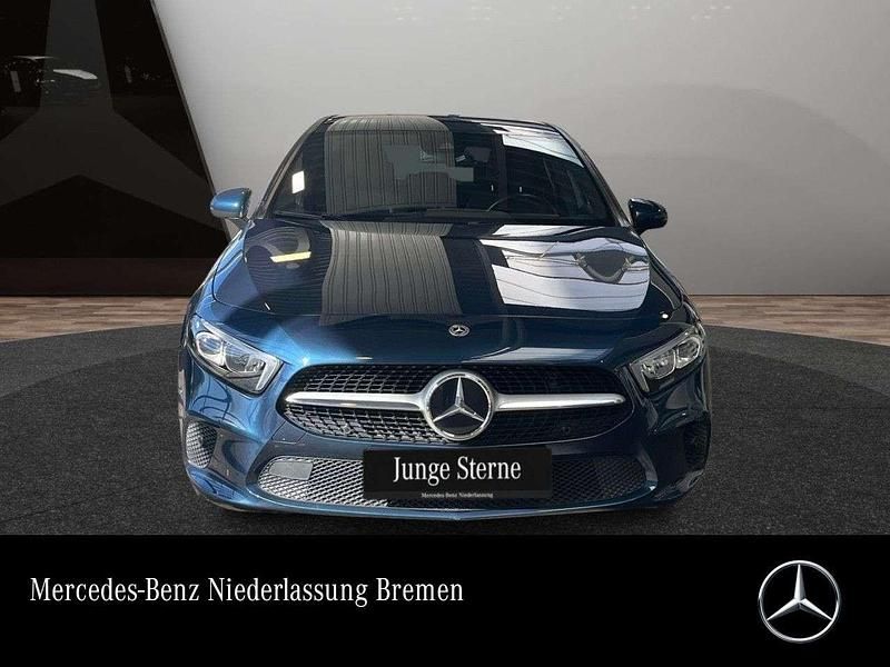 Blau Gebraucht 2020 Mercedes A180 Progressive Limousine | 22.390 € (Fairer Preis) - Bild 1/3
