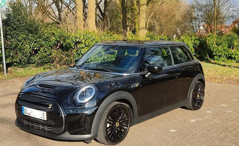 Schwarz Gebraucht 2021 Mini Cooper SE Classic Kleinwagen | 17.500 € (Etwas zu teuer) - Bild 1/4