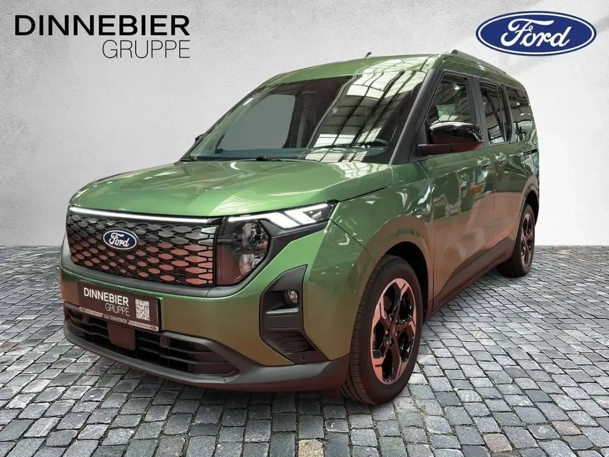 Neu Ford Tourneo Courier Titanium 100 kW (136 PS) 2025 Grün (metallic) Van / Kleinbus