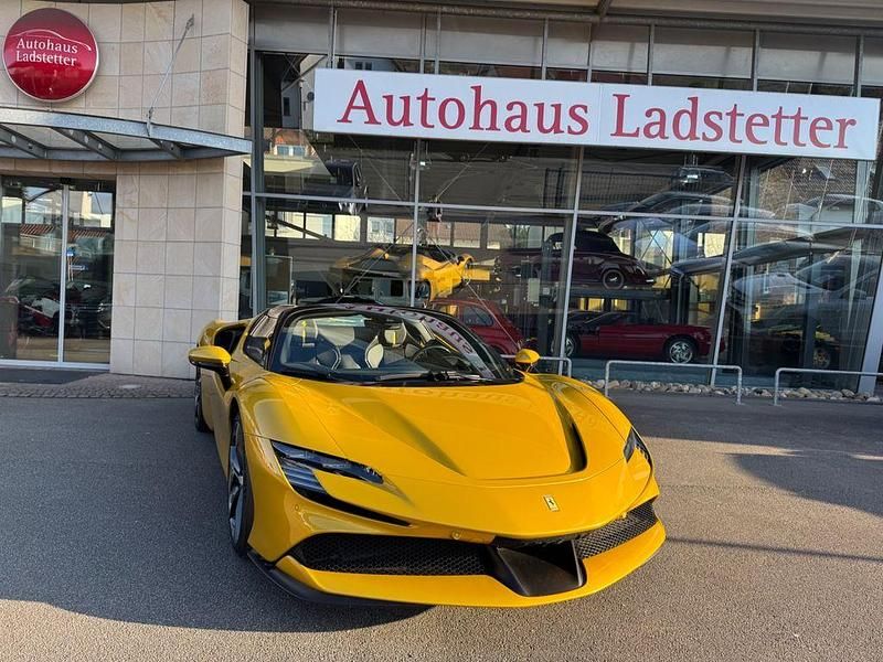 Second-hand Ferrari SF90 999 CP (734 kW) 2024 Galben Cabrio