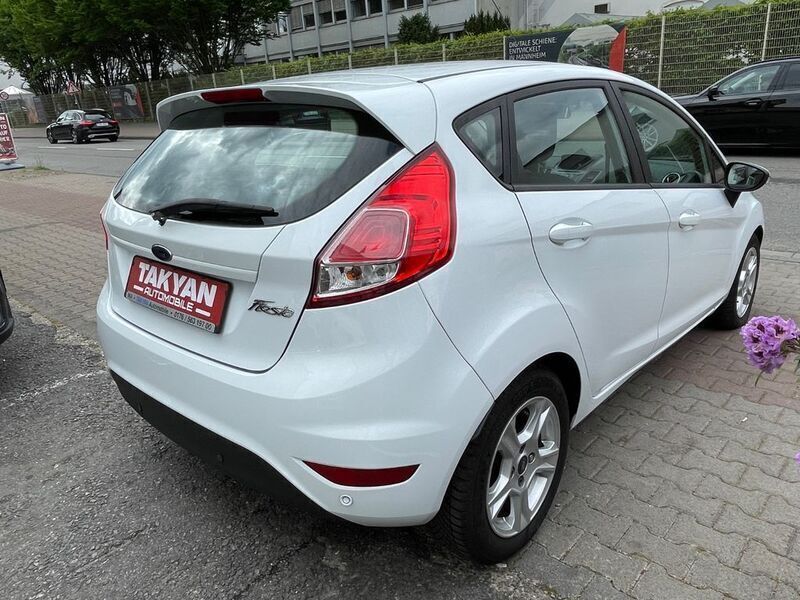Gebraucht Ford Fiesta Trend 95 PS (69 kW) 2016 Weiß Kleinwagen