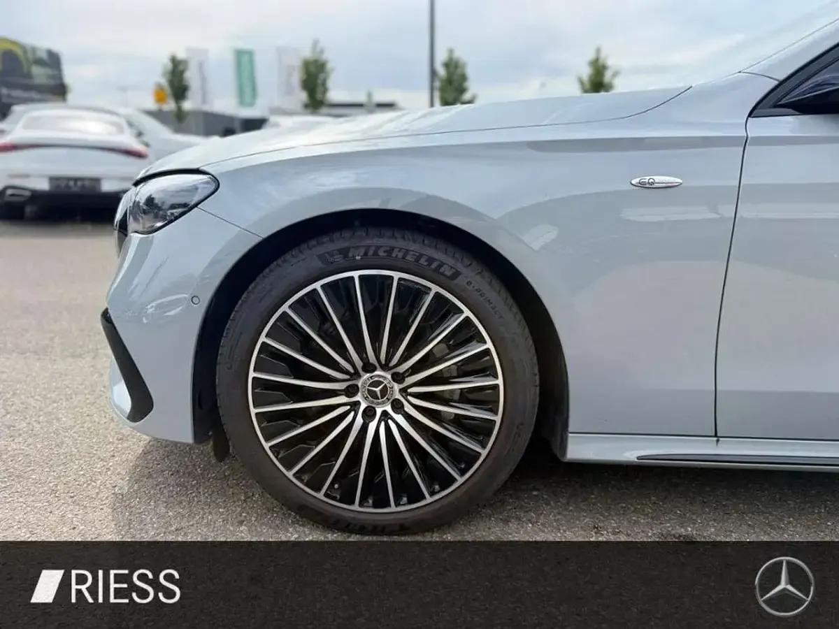 Gebraucht Mercedes E300 AMG 313 PS (230 kW) 2025 Manufaktur lack manufaktur alpingrau uni Kombi