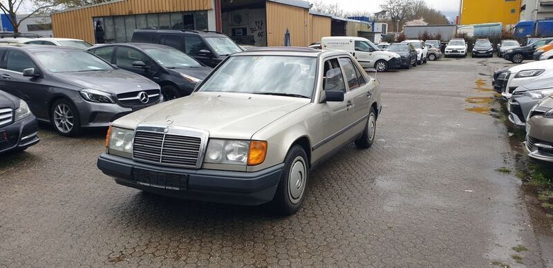 Gebraucht Mercedes E230 132 PS (97 kW) 1987 Grau Limousine
