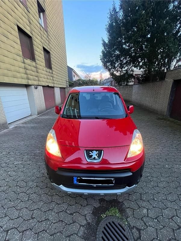 Gebraucht Peugeot Partner Tepee 98 PS (72 kW) 2011 Rot Van / Kleinbus