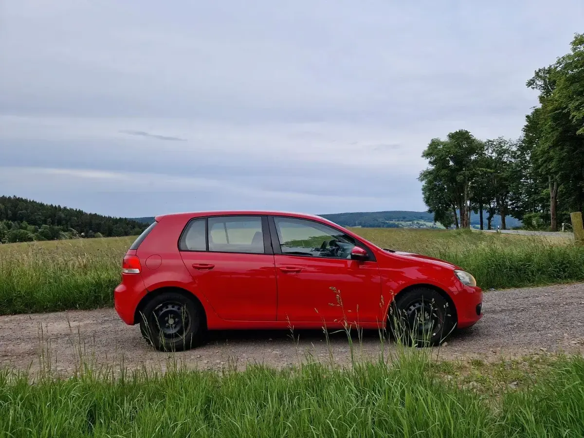 Gebraucht VW Golf VI 105 PS (77 kW) 2009 Rot Kleinwagen
