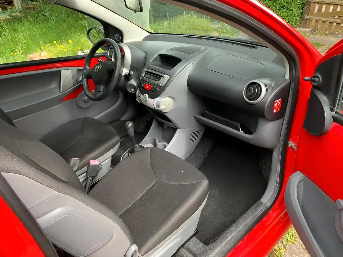 Gebraucht Toyota Aygo 68 PS (50 kW) 2010 Rot Kleinwagen