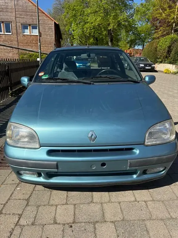 Second-hand Renault Clio 75 CP (55 kW) 1996 Albastru Hatchback