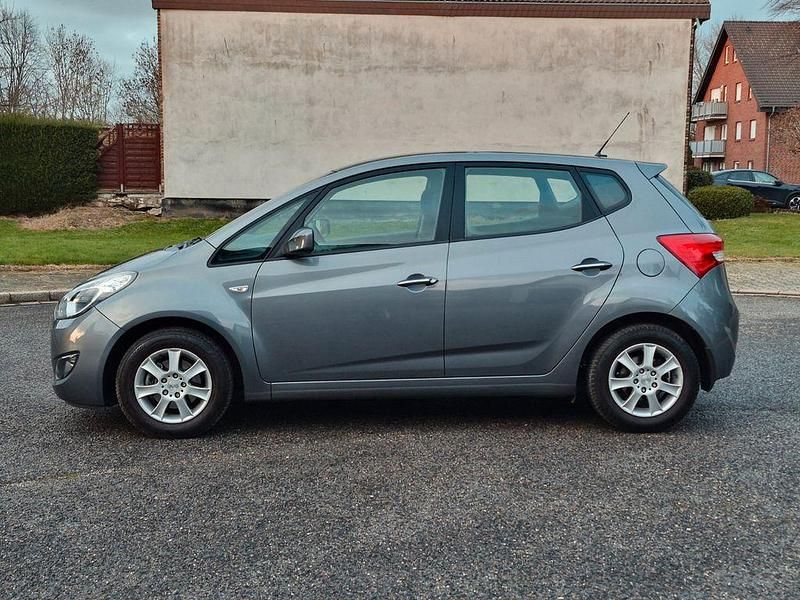 Gebraucht Hyundai ix20 Classic 90 PS (66 kW) 2012 Grau Kleinwagen