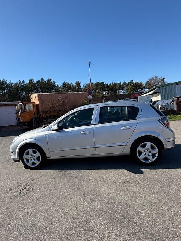 Gebraucht Opel Astra Edition 105 PS (77 kW) 2007 Silber Limousine