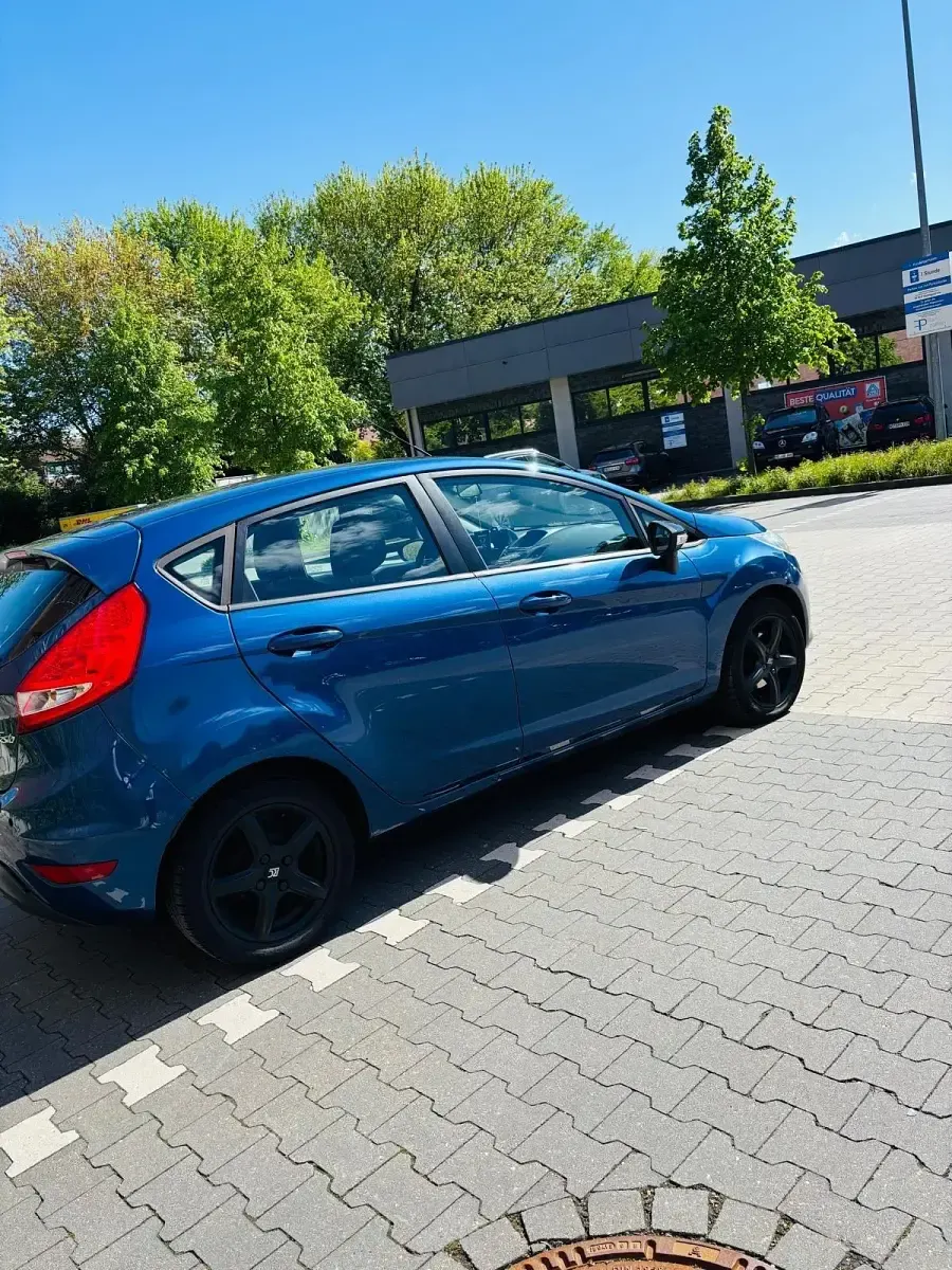 Gebraucht Ford Fiesta 101 PS (74 kW) 2009 Blau Kleinwagen