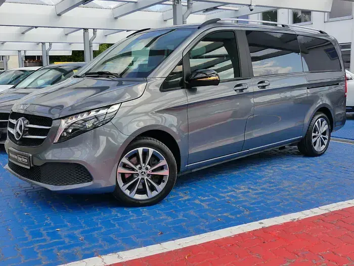 Gebraucht Mercedes V300 Avantgarde Edition 237 PS (174 kW) 2023 Van / Kleinbus