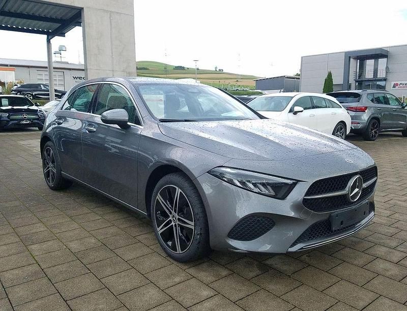Gebraucht Mercedes A250 163 PS (119 kW) 2024 Metalliclack mountaingrau Limousine