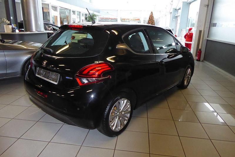 Gebraucht Peugeot 208 Allure 110 PS (80 kW) 2016 Schwarz Kleinwagen