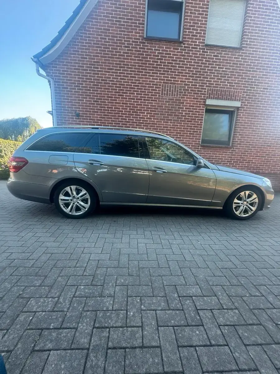 Gebraucht Mercedes E300 Avantgarde 231 PS (169 kW) 2011 Grau Kombi