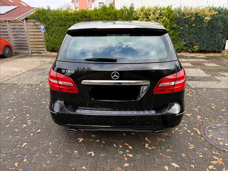 Gebraucht Mercedes B180 122 PS (89 kW) 2012 Schwarz Van / Kleinbus