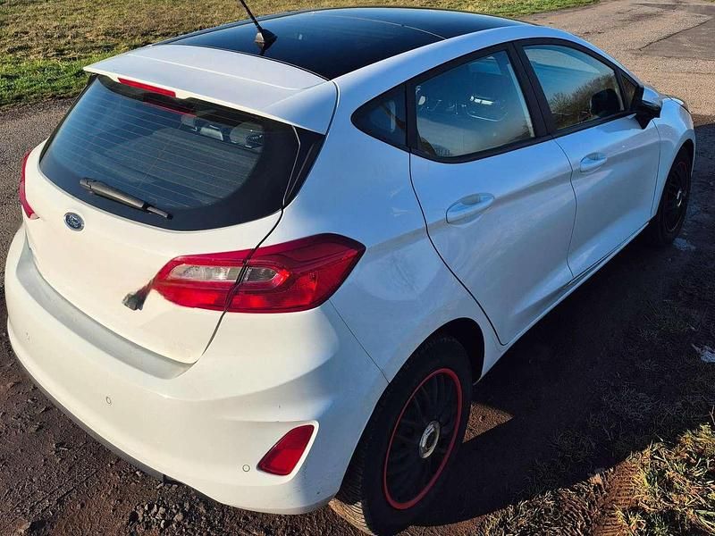 Gebraucht Ford Fiesta Cool & Connect 101 PS (74 kW) 2019 Weiß Limousine