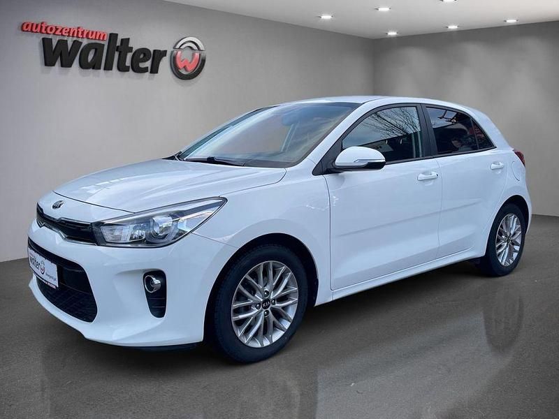Weiß Gebraucht 2020 Kia Rio DREAM-TEAM Edition Limousine | 11.790 € (Fairer Preis) - Bild 1/4