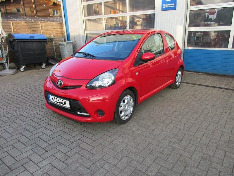 Rot Gebraucht 2013 Toyota Aygo Cool Kleinwagen | 3.499 € (Fairer Preis) - Bild 1/4