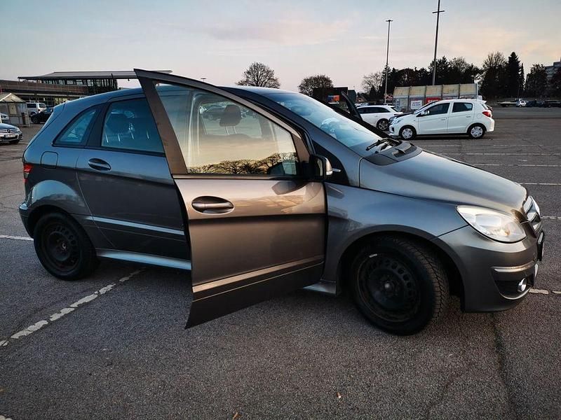 Gebraucht Mercedes B180 116 PS (85 kW) 2009 Grau Van / Kleinbus