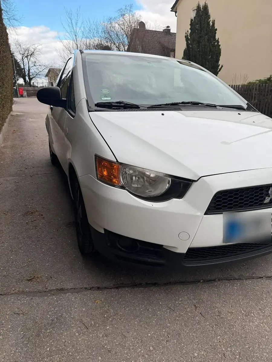 Gebraucht Mitsubishi Colt 75 PS (55 kW) 2009 Weiß Kleinwagen