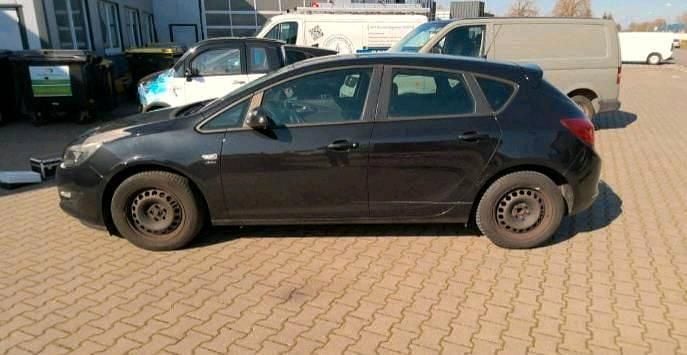 Gebraucht Opel Astra Sport 101 PS (74 kW) 2013 Schwarz Limousine