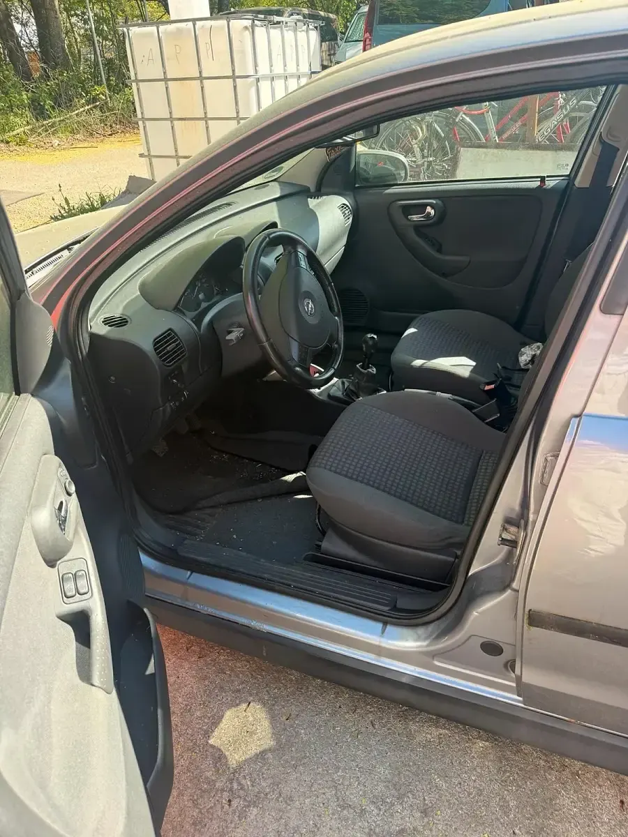 Używany Opel Corsa 75 KM (55 kW) 2003 Szary Hatchback