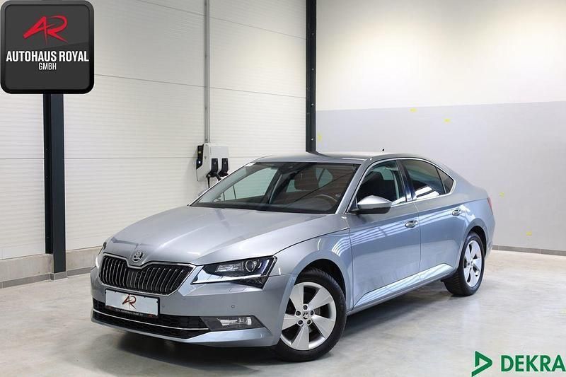Grau Gebraucht 2016 Skoda Superb Limousine | 18.680 € (Fairer Preis) - Bild 1/4