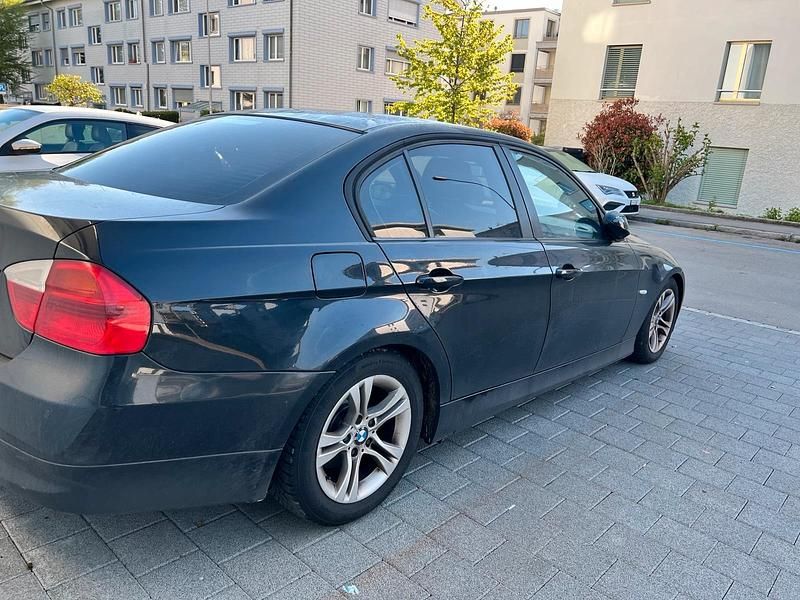 Second-hand BMW 318 129 CP (94 kW) 2007 Negru Berlinǎ