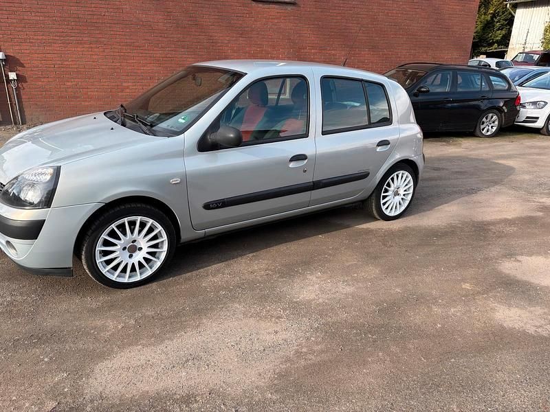 Gebraucht Renault Clio II 75 PS (55 kW) 2004 Silber Kleinwagen
