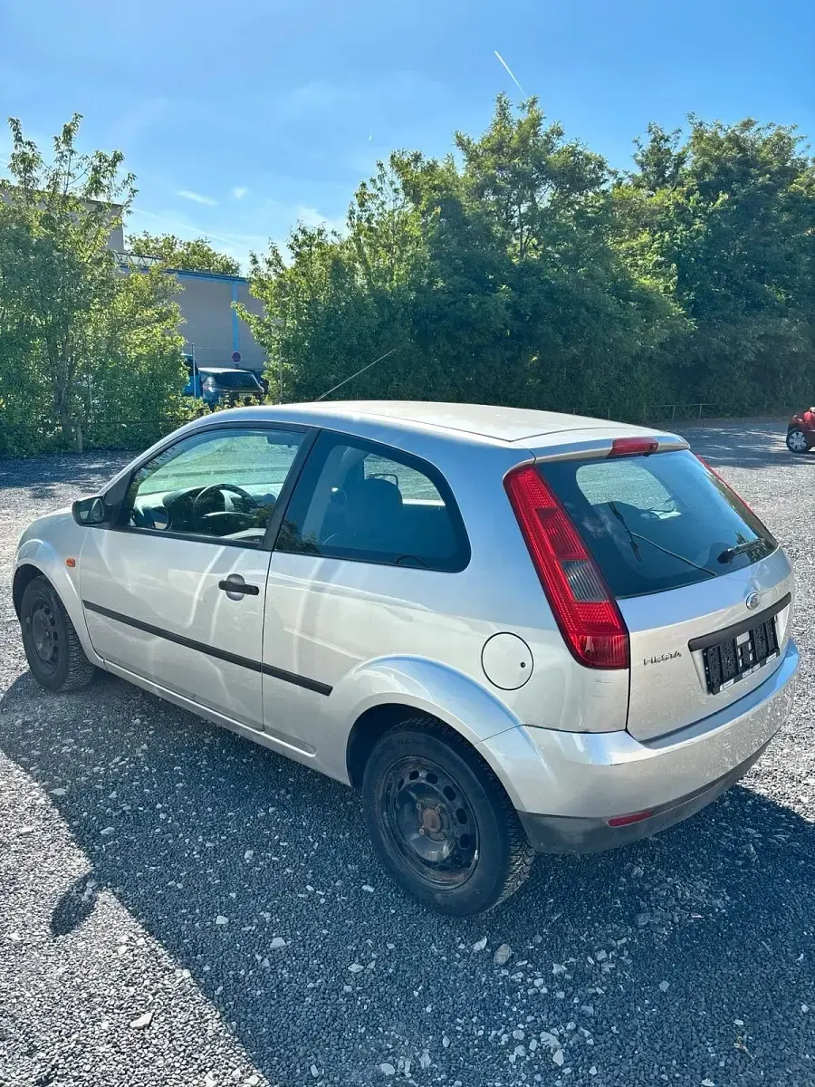 Gebraucht Ford Fiesta 60 PS (44 kW) 2004 Silber Kleinwagen