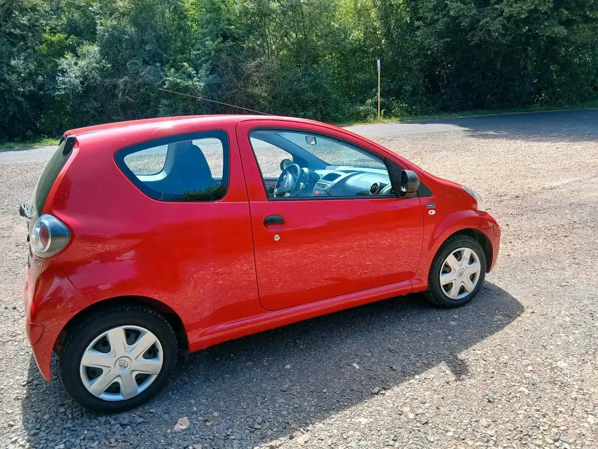 Gebraucht Toyota Aygo 68 PS (50 kW) 2013 Rot Kleinwagen