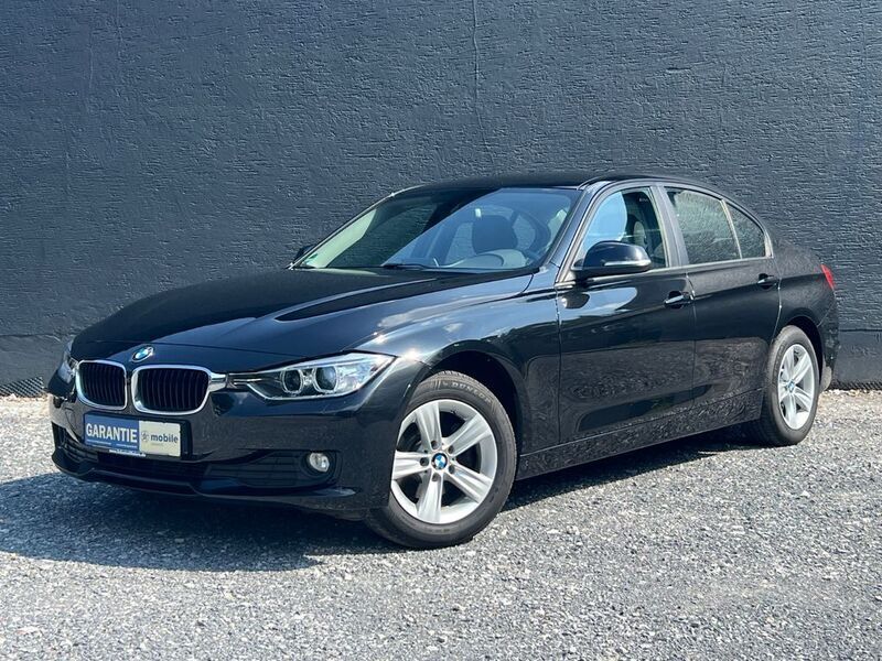 Black sapphire metallic Gebraucht 2014 BMW 318 Comfort Edition Limousine | 12.990 € (Guter Preis) - Bild 1/4