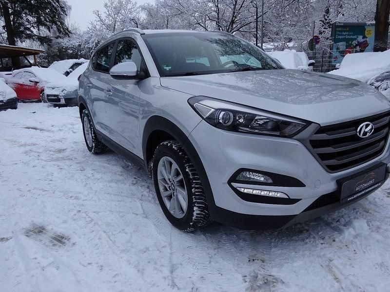 Gebraucht Hyundai Tucson Intro Edition 177 PS (130 kW) 2016 Platinum silver / mic SUV