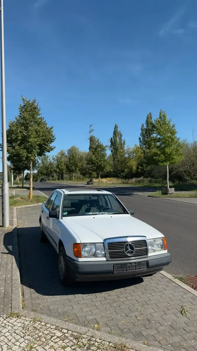 Gebraucht Mercedes 230 122 PS (89 kW) 1989 Weiß Limousine