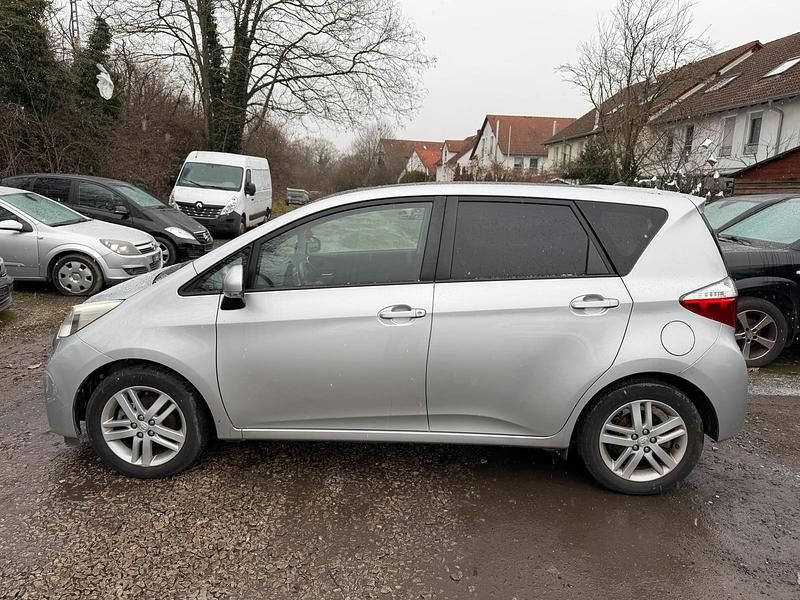 Gebraucht Toyota Verso-S 66 PS (48 kW) 2012 Silber Van / Kleinbus