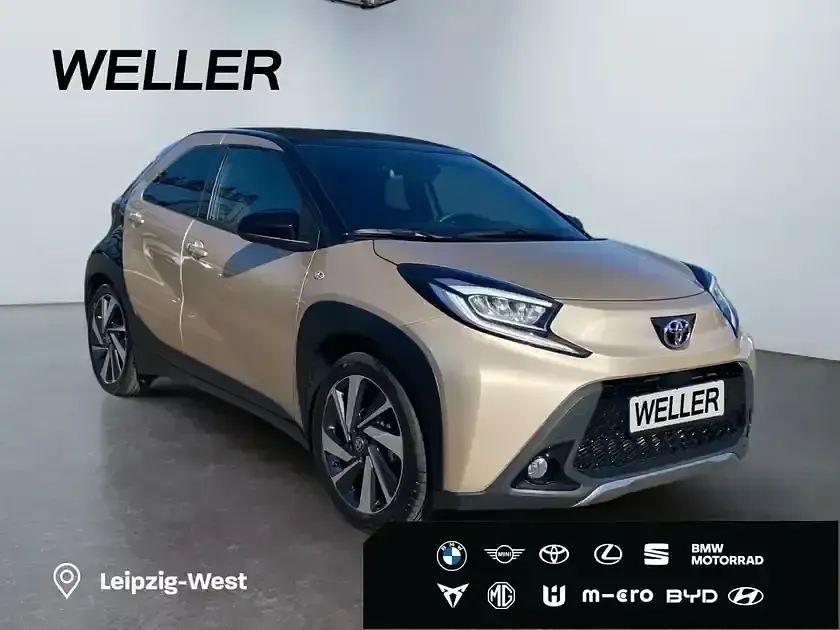 Gebraucht Toyota Aygo 72 PS (52 kW) 2022 Ginger beige metallic / dach mysticschwarz mica Kleinwagen