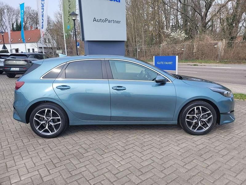 Gebraucht Kia Ceed 140 PS (102 kW) 2025 Yucca steel gray Kleinwagen