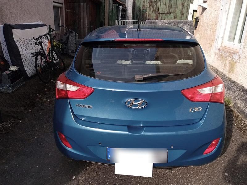 Gebraucht Hyundai i30 100 PS (73 kW) 2012 Blau Limousine