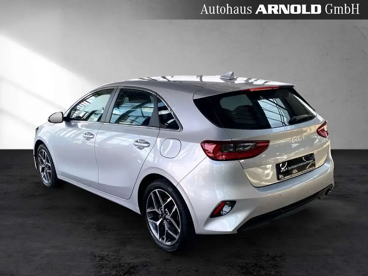 Gebraucht Kia Ceed Spirit 140 PS (102 kW) 2025 Sparklingsilber Kleinwagen