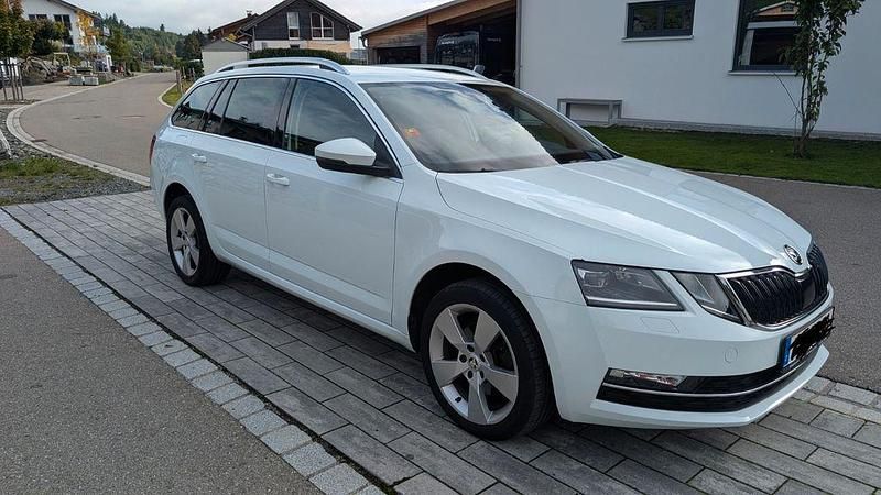 Weiß Gebraucht 2019 Skoda Octavia Style Kombi | 15.500 € (Fairer Preis) - Bild 1/4