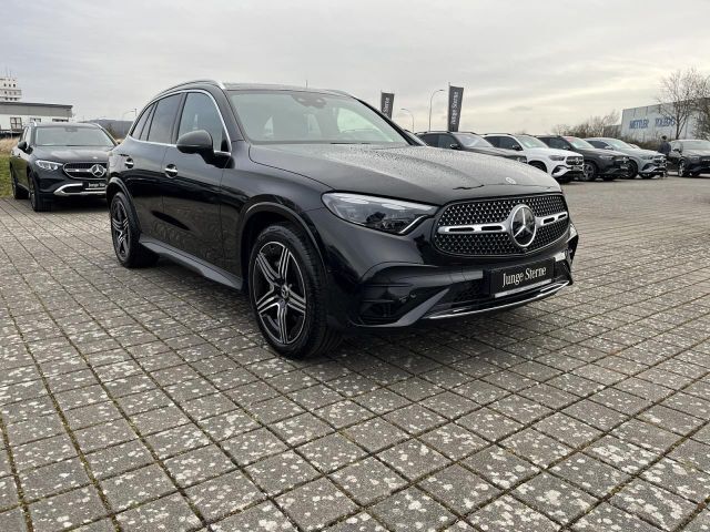 Gebraucht Mercedes GLC300 AMG 269 PS (197 kW) 2024 Metalliclack obsidianschwarz SUV