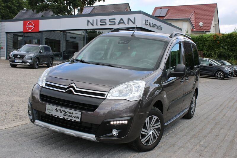 Braun Gebraucht 2017 Citroën Berlingo XTR Van / Kleinbus | 12.680 € (Teuer) - Bild 1/4