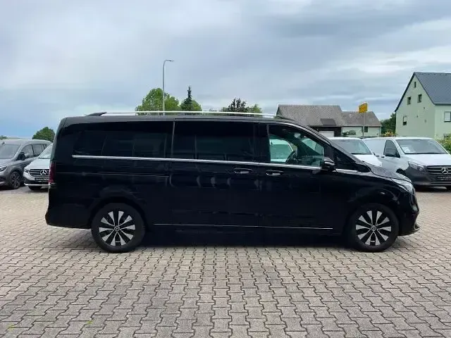 Gebraucht Mercedes V300 Avantgarde 237 PS (174 kW) 2024 Obsidianschwarz Van / Kleinbus