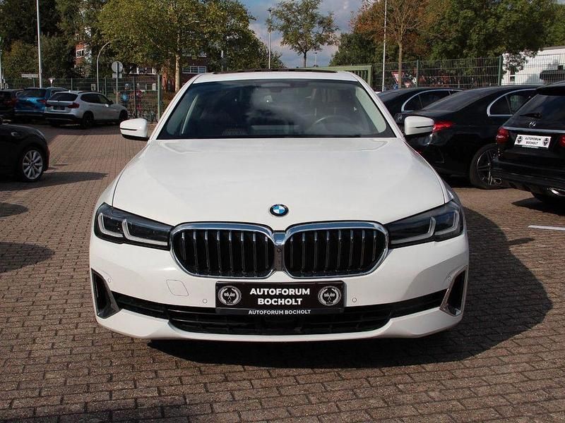 Weiß Gebraucht 2021 BMW 520 Luxury Line Limousine | 30.600 € (Teuer) - Bild 1/4
