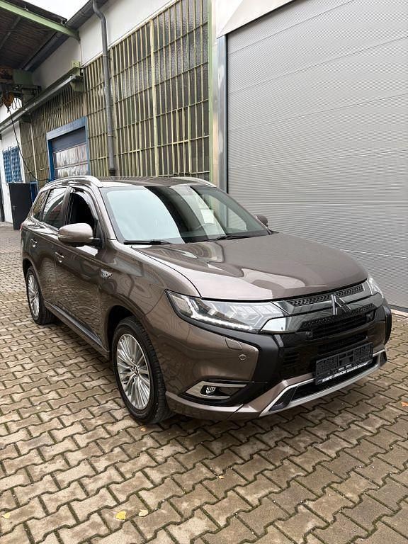 Braun Gebraucht 2018 Mitsubishi Outlander P-HEV Edition SUV | 17.790 € (Fairer Preis) - Bild 1/4