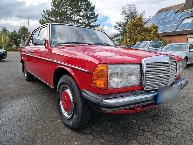 Gebraucht Mercedes 200 56 PS (41 kW) 1979 Rot Limousine