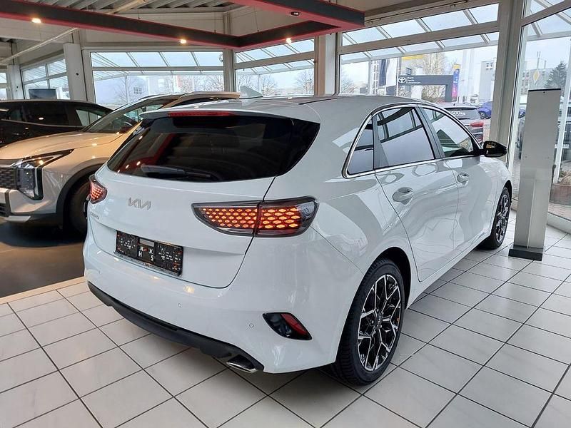 Neu Kia Ceed 140 PS (102 kW) 2025 Weiß Kleinwagen