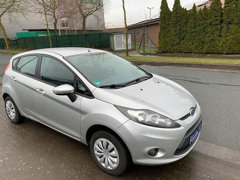 Gebraucht Ford Fiesta 82 PS (60 kW) 2010 Silber Kleinwagen