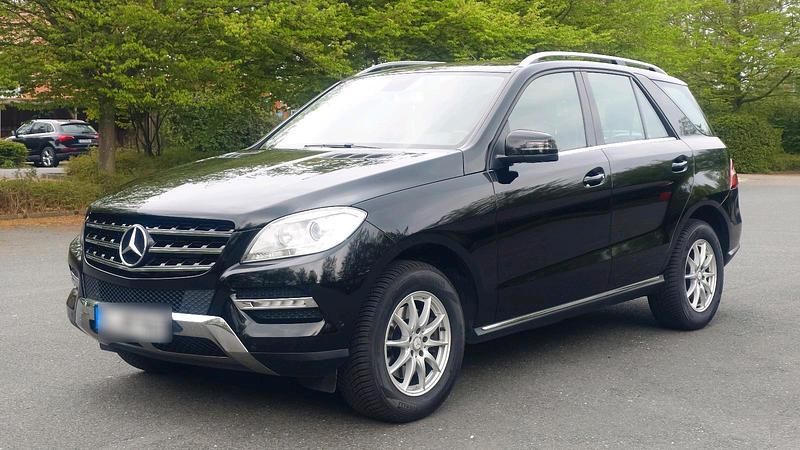 Schwarz Gebraucht 2012 Mercedes ML250 SUV | 23.900 € (Fairer Preis) - Bild 1/4