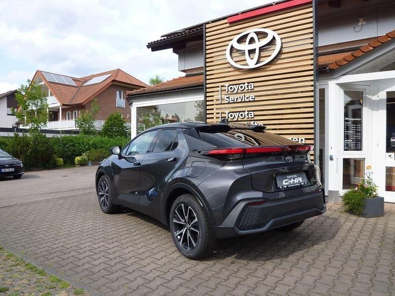 Neu Toyota C-HR 140 PS (102 kW) 2025 Grau SUV